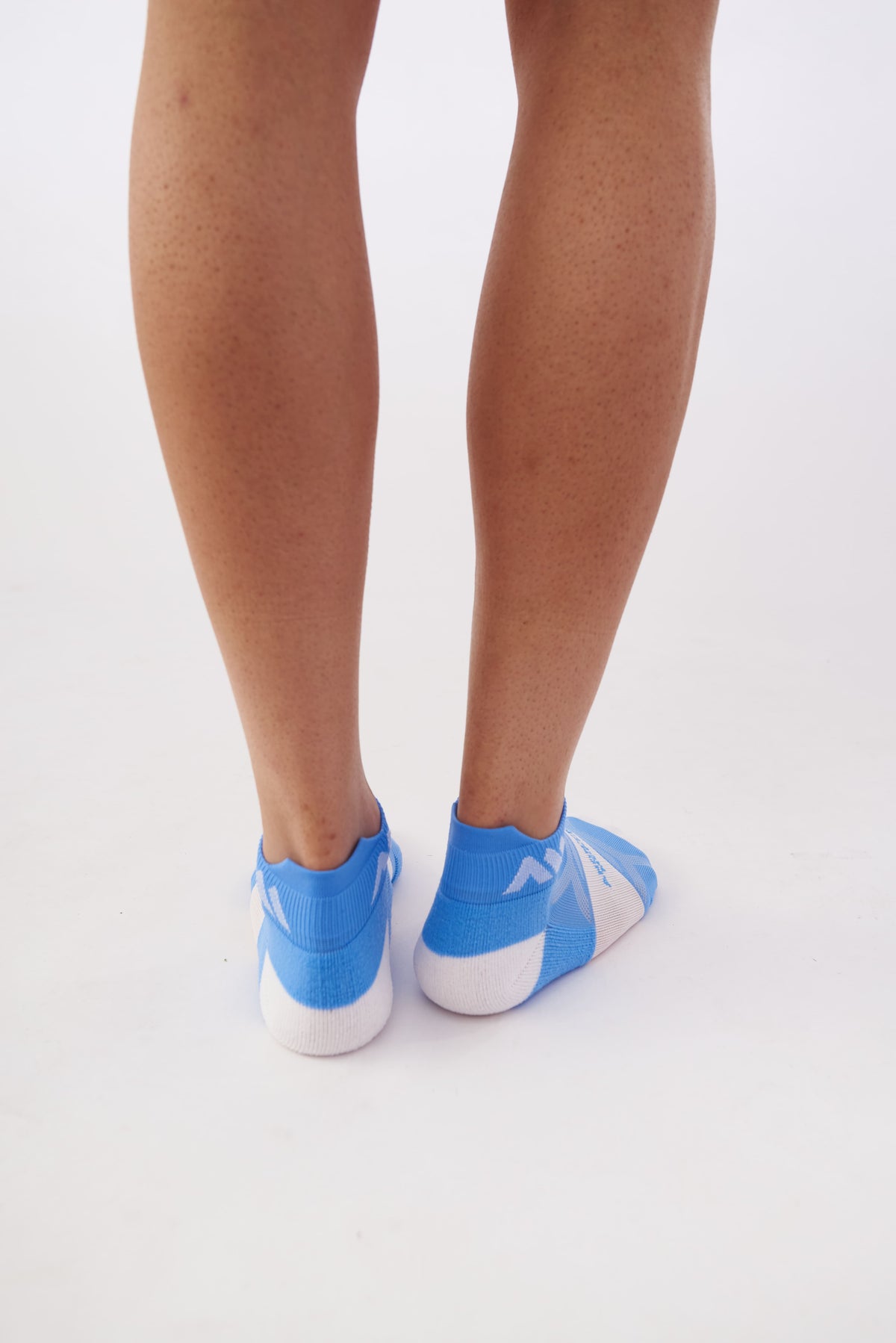 PERFORMANCE LOW SOCKS SKY