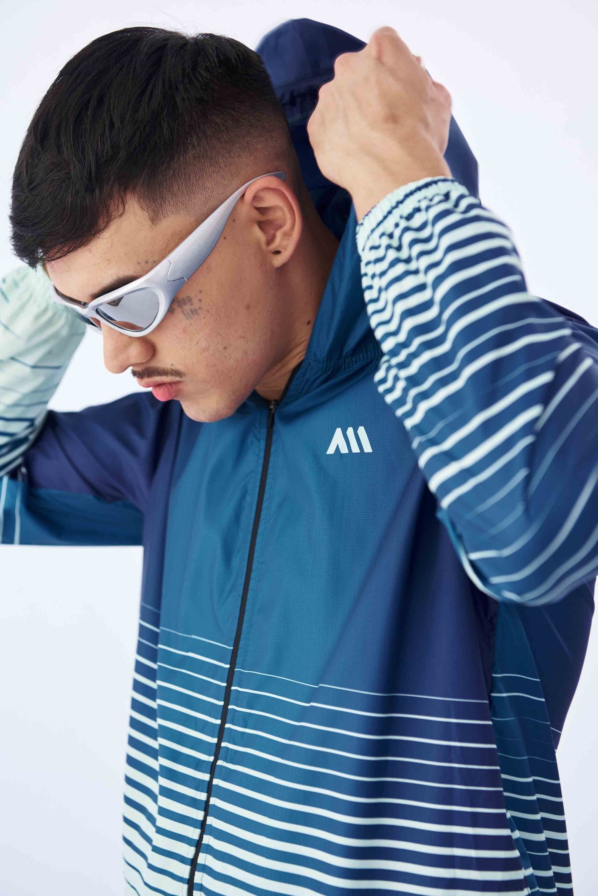 PERFORMANCE JACKET
