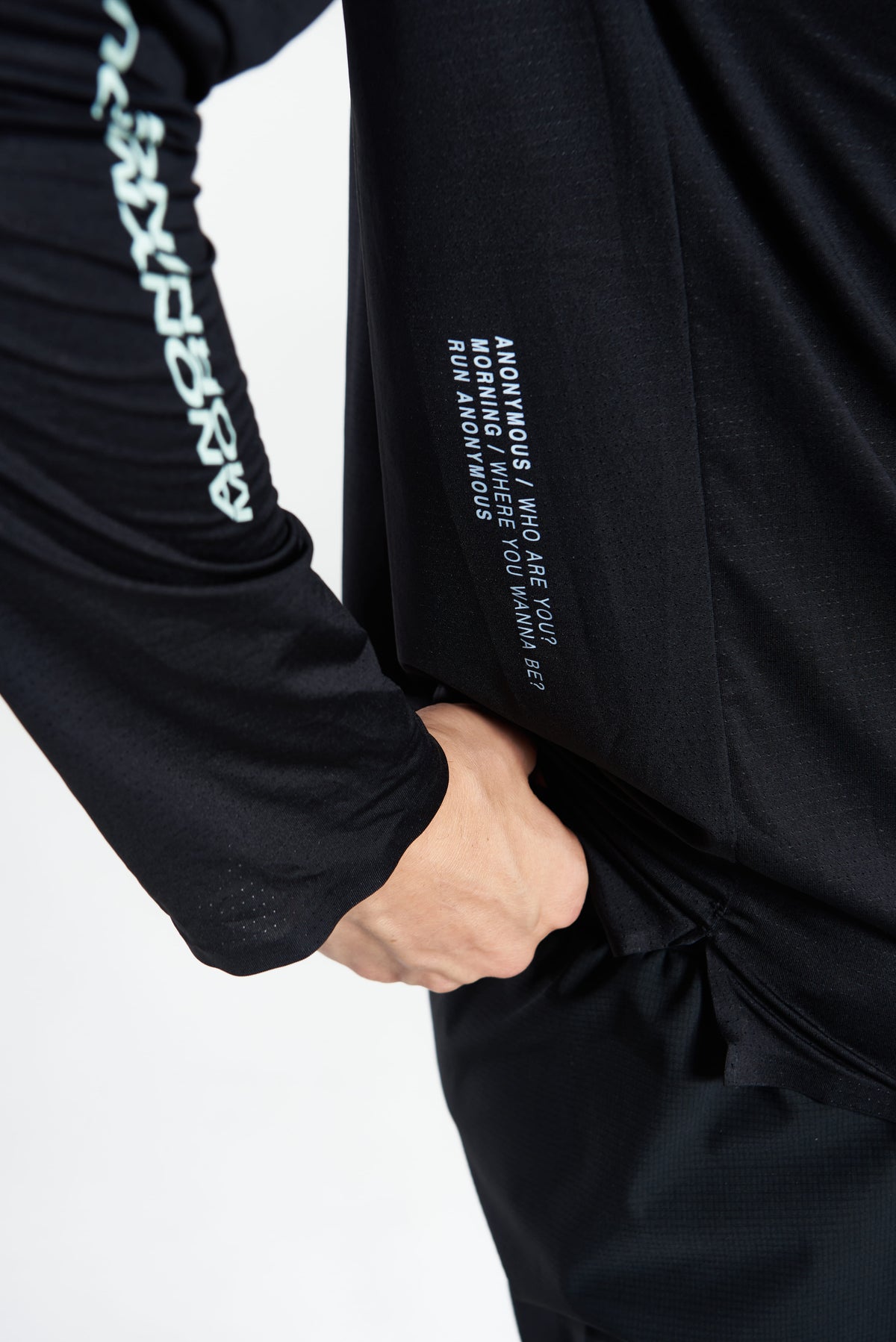 PERFORMANCE LONG TEE ANONYMOUS